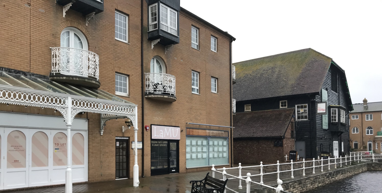 SUPERB RETAIL/ OFFICE UNIT OVERLOOKING THE WATERSIDE AT BRIGHTON MARINA