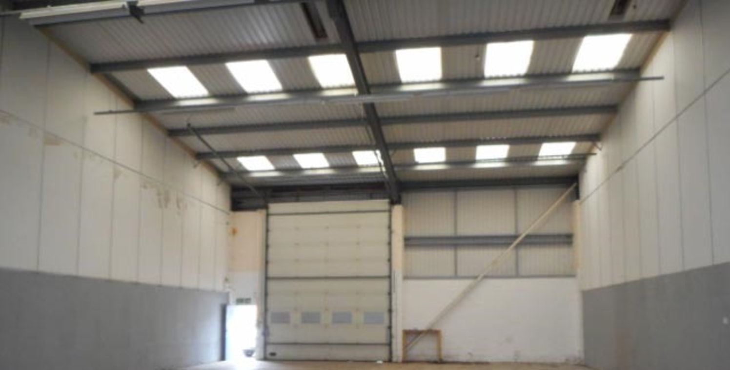 Modern business unit with 6.8 metres eaves - ready to occupy. The premises comprise terraced industrial unit/warehouse with excellent eaves and apex height extending to 2,964 sq ft (275.36 sq m). There is an electric shutter door to front over which...