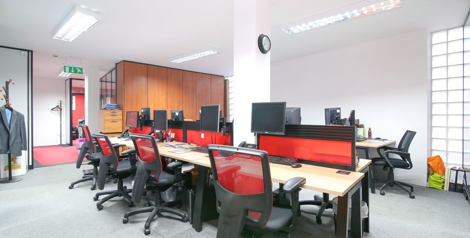 SE1. 1558 sq ft N.I.A. (£802 per sq ft) This modern office is located on the first floor of Bickels Yard, a modern courtyard office development, which was completed in 2002. The building is of solid brick and concrete construction and finished to a g...