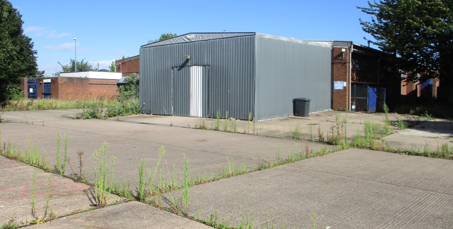 The subject property comprises a detached industrial/warehouse building of traditional steel portal frame construction with brick and block elevations beneath a pitched fibre cement roof. 

Internally, the property provides recently refurbished open...