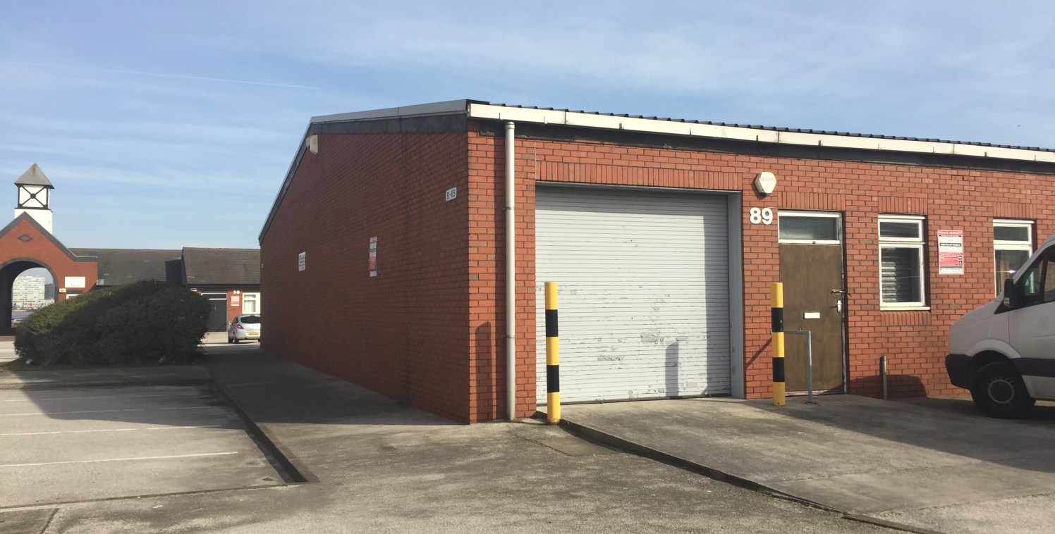 790 sq ft unit available

Warehouse with three office/ storage areas, WC, roller shutter and personnel door. 

Plentiful car parking on site.