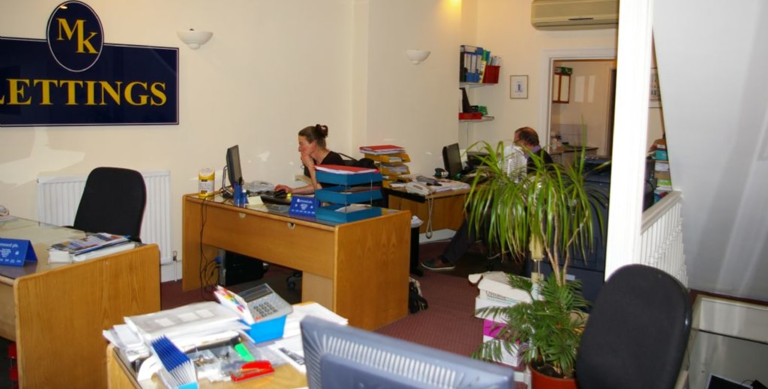 Shop/office in very prominent position at junction of Fulham Road & High St