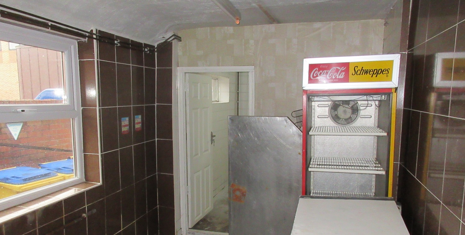 21 Coventry Street<br>Stourbridge, DY8 1EP<br>Coventry Street, Stourbridge<br><br>Guide Price<br><br>&pound;12,000 per annum<br><br>Floor Area (Max)<br><br>605 SqFt ( 56 SqM )<br><br>This premises is ideally suited for Fast Food/Takeaway and occupies...