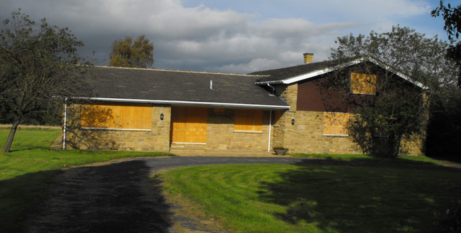 DESCRIPTION\n\nThe property built circa 1970 comprises a rectangular plot incorporating a detached Bungalow which would benefit from being updated.\n\nLOCATION\n\nThe property stands in the centre of Wigton Lane on the north side....