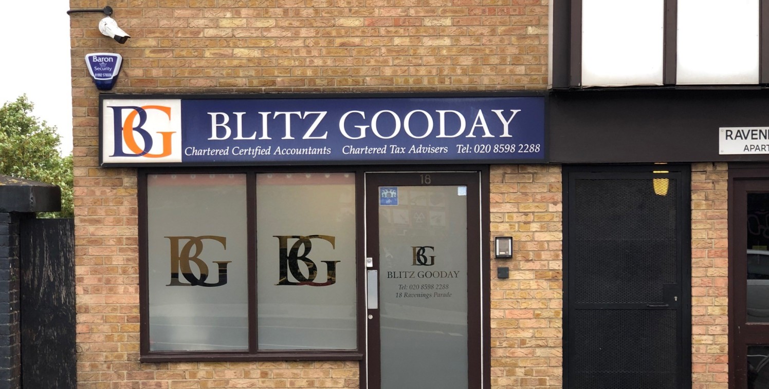 The property comprises of a ground floor lock up shop with a total retail/office area of 477 sqft (43.34 sqm) plus rear ancillary kitchen and storage room totalling 72 sqft (6.71 sqm). 

The property has been used for an office or an accountants for...
