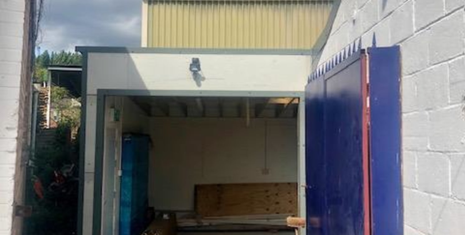 We are pleased to offer this WORKSHOP WITH SMALL YARD SPACE TO LET. Situated close to public transport links. FAST BROADBAND SPEED ACHIEVABLE. The space benefits from having use of brand new communal toilets onsite. Site close to M25 and allows easy....