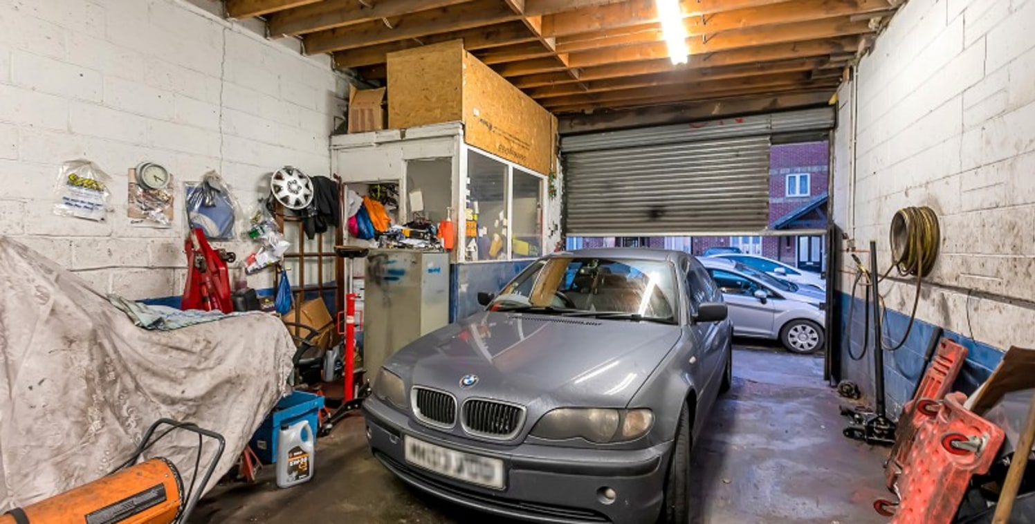 **Leasehold for Sale ** Victor Michael is presents this excellent investment opportunity to the market with high yield potential.

Advertised is: a mechanical work GARAGE!