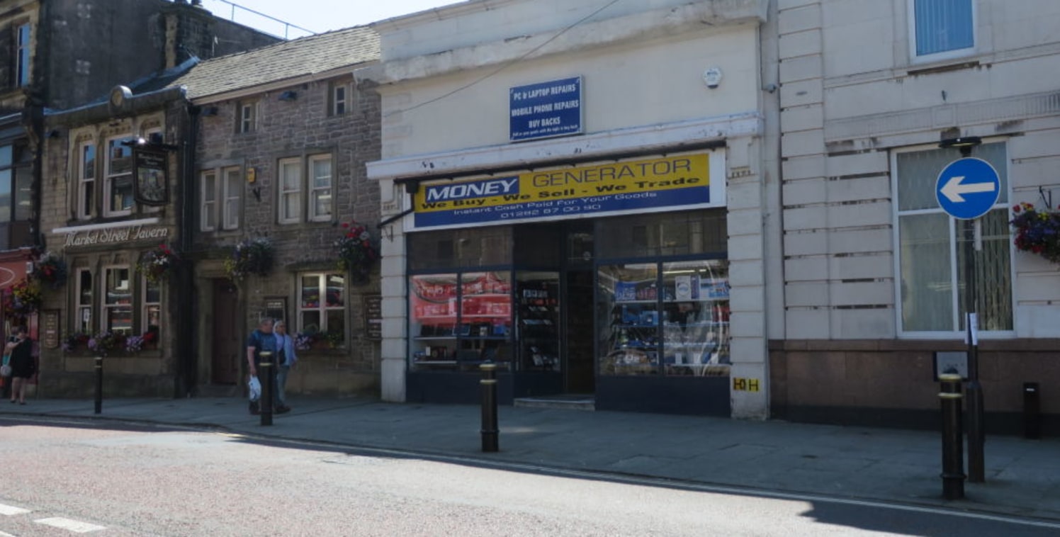 LOCATION\n\nThe property is located on Market Street offering a prime retail location in the centre of Colne.\n\nDESCRIPTION\n\nA two storey stone built property comprising of ground floor retail area with office and first floor open plan accommodati...