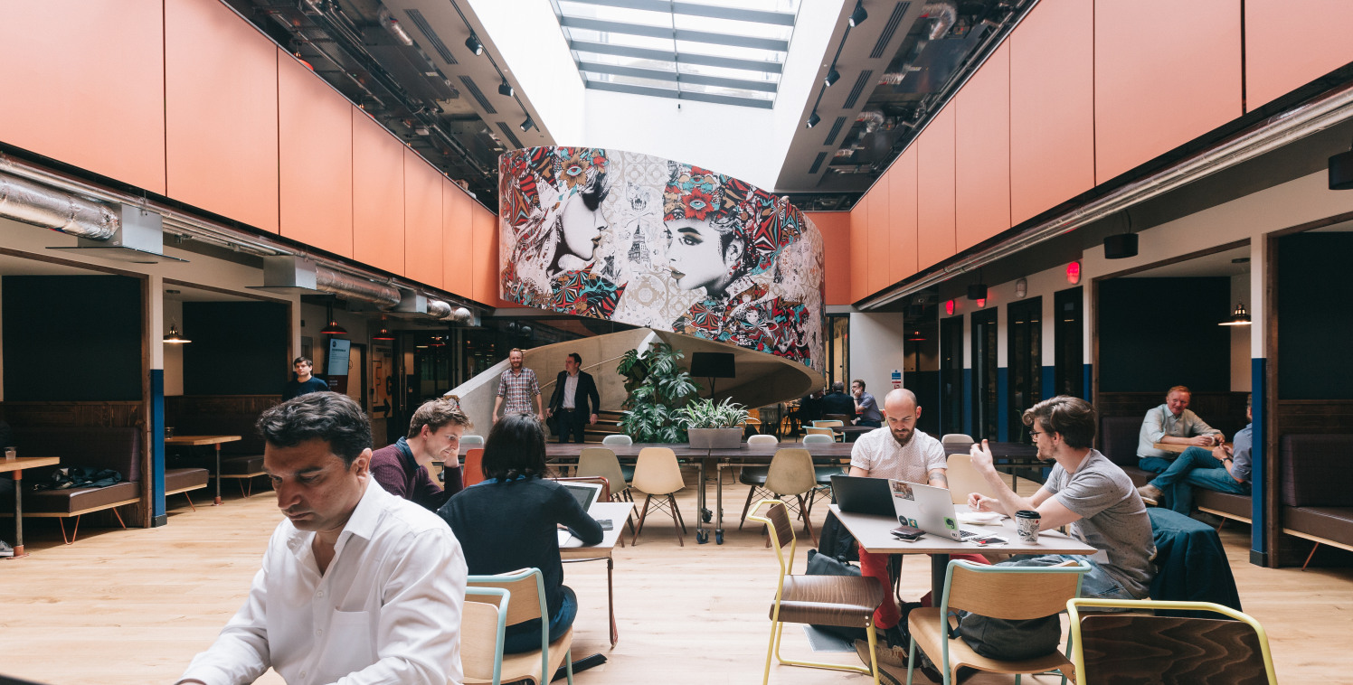 Just off of Silicon Roundabout, this Old Street office space is the place to be. Home to entrepreneurs working on early-stage ideas and established businesses looking to expand their approach, Old Street coworking space attracts companies of all shap...