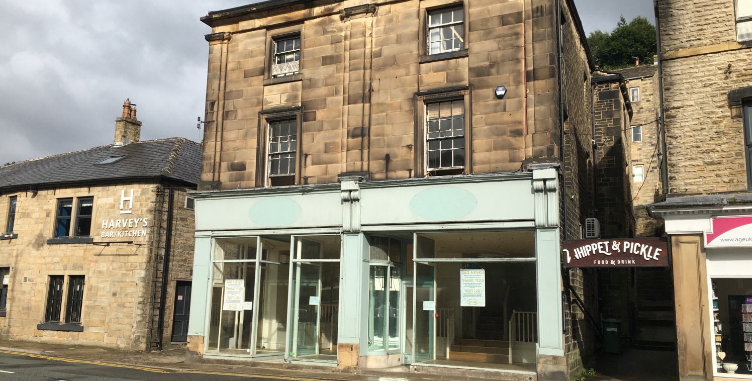 The premises comprise the ground floor and first floor of an atractive stone building. The ground floor accommodation provides retail space in two sections, with glazed display windows, laminate flooring and spot lighting. To the first floor is a sec...