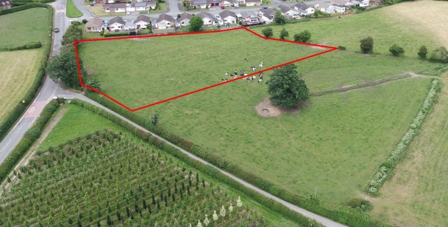 This level and regular shaped site extends in total to approx. 1.9 acres (0.76 hectares) and is located on the edge of Guilsfield, adjacent to an established residential development whilst only a short distance away from the village primary school, c...