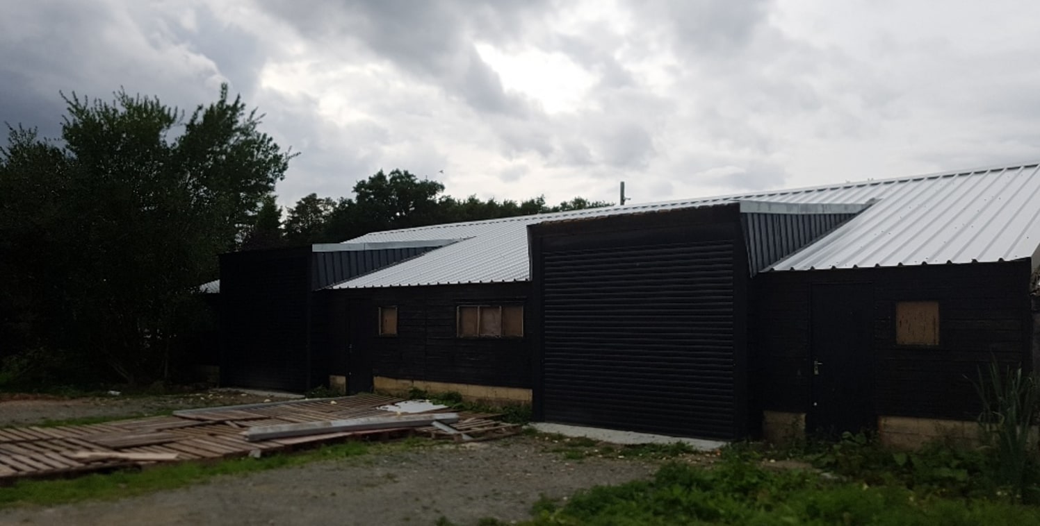 The Oak Farm Industrial Units benefit from the following:\n\n* Concrete floors\n\n* New insulated 30 ml steel roof\n\n* Communal WC facilities\n\n* Security gates at the entrance to the...