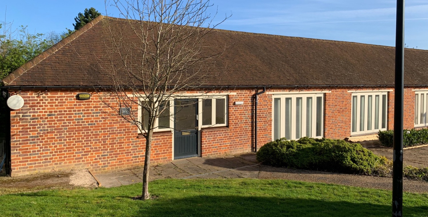 The property is located within a private complex including 5, self contained converted barn office buildings. Abbey Barn Business Centre is situated less than 2 miles from High Wycombe Town Centre and 3 miles from Marlow. Both towns provide train sta...