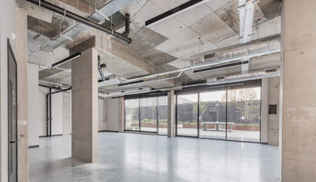 The property provides ground floor commercial use (Class A3) within a mixed-use 5 storey property. The property consists of many attributes including access to a neighbouring gym, concierge, a secure cycle storage and showers. The interiors have exce...