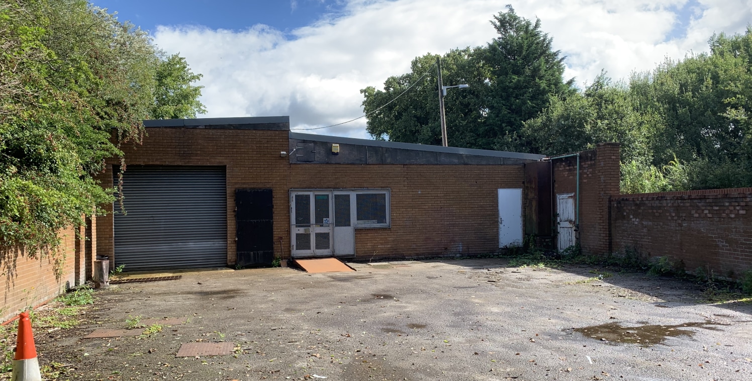 The premises comprises a warehouse with separately accessed, but adjoining offices . 

The warehouse side of the unit benefits from a working height of 3.7m and has a 3.4m high x 3.1m wide roller shutter door for vehicular access. 

The offices secti...