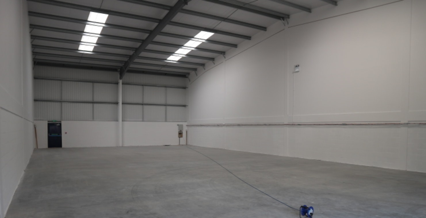 New high quality warehouse and trade counters units accessed directly off the A33 in south Reading. Reading Trade Centre comprises a terrace of six warehouse units with partially glazed frontages, allocated parking and designated loading bays. The un...