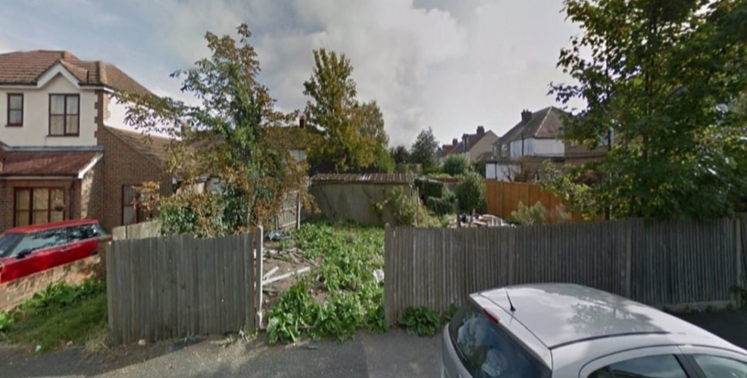 !! LAND WITH PLANNING PERMISSION !! 

Building plot extending to approximately 218.6 Sq m with consent for a new 2 bedroom house over ground and basement levels