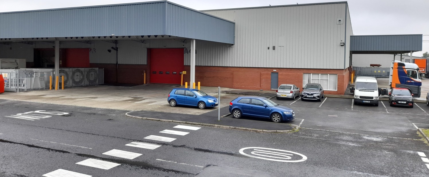 INDUSTRIAL / WAREHOUSE UNIT WITH LOADING CANOPY