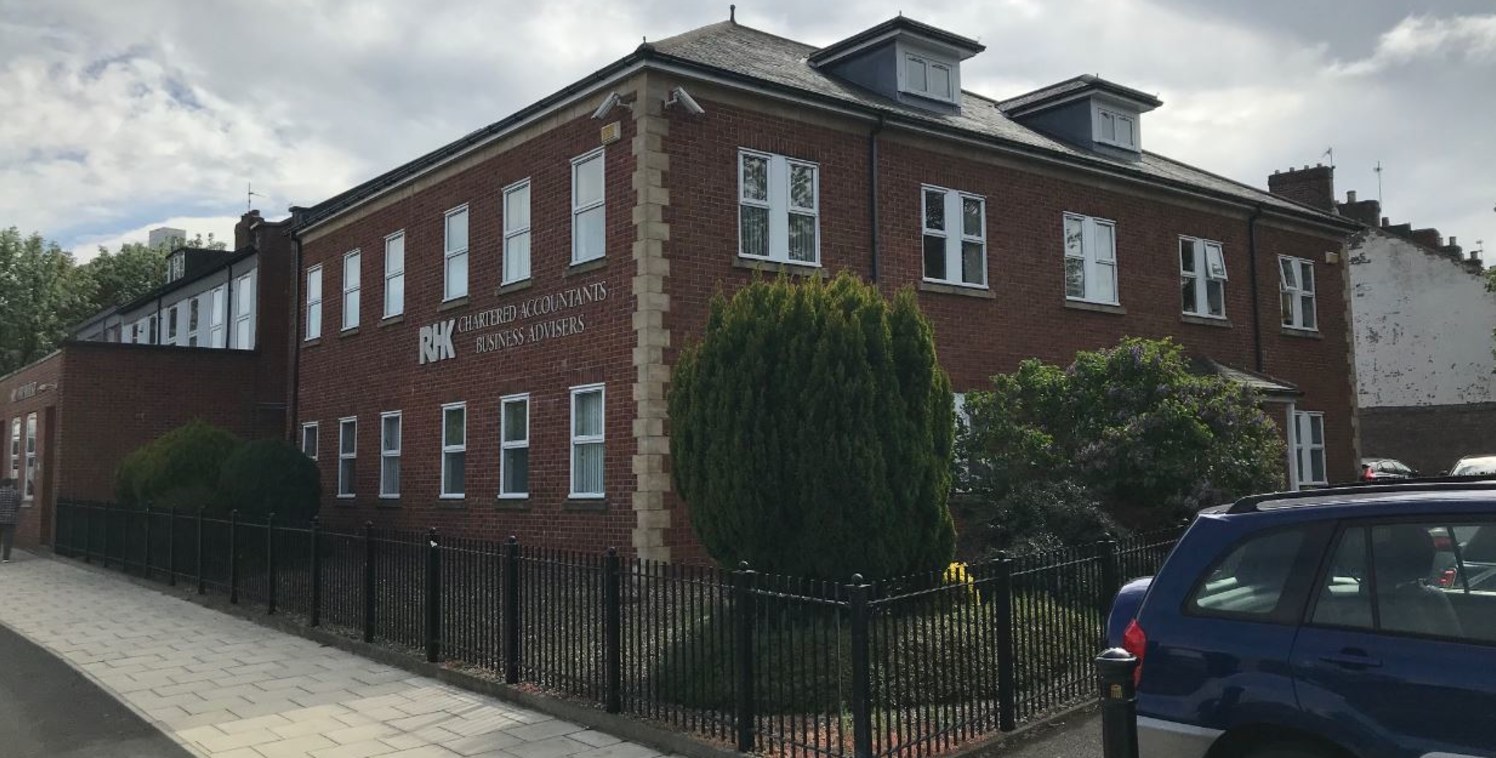 PRESTIGIOUS SELF CONTAINED OFFICES WITH PARKING. 

 Freehold/Leasehold Opportunity

Prominent Location

6,340 ft2 (589.00 m2 )

Mixture of open plan and cellular layout

19 Dedicated car parking spaces

LOCATION

The property is located at the easter...