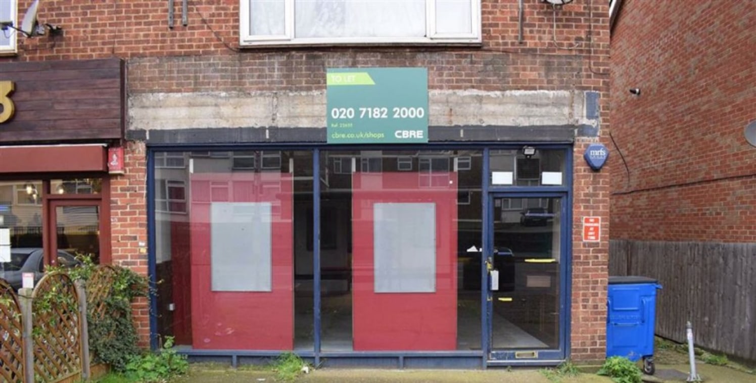 SHOP/OFFICE TO LET ** - Situated on Sewardstone Road (A112) close to the junction with Kings Head Hill (A110) and Lea Valley Road (A110). Nearby occupiers include McDonalds, Total and numerous other independent retailers.