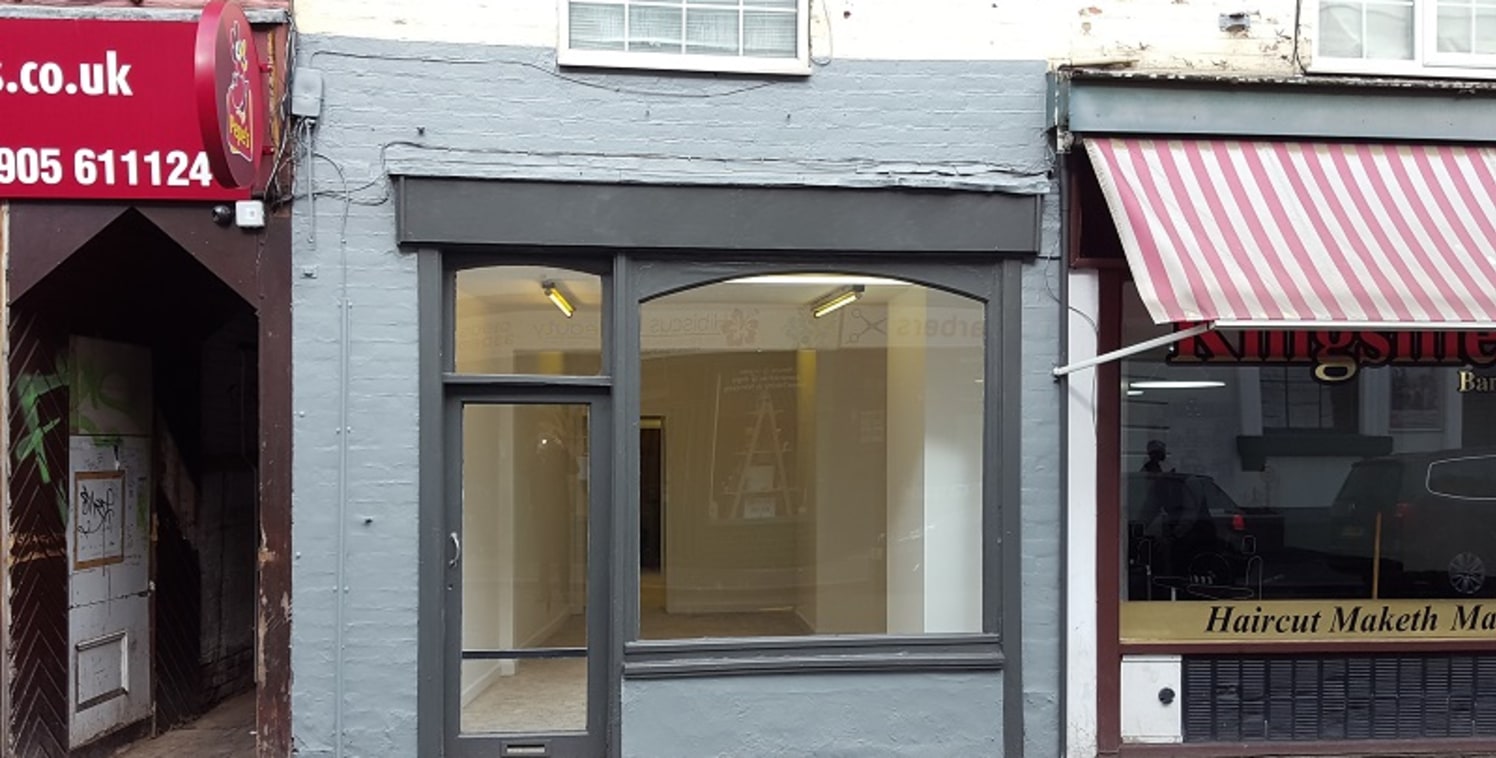 A 392 sq ft ground floor retail unit with a prominent frontage in Lowesmoor. Internally, good sized front retail area leading through to an additional room with kitchen and w/c facilities.