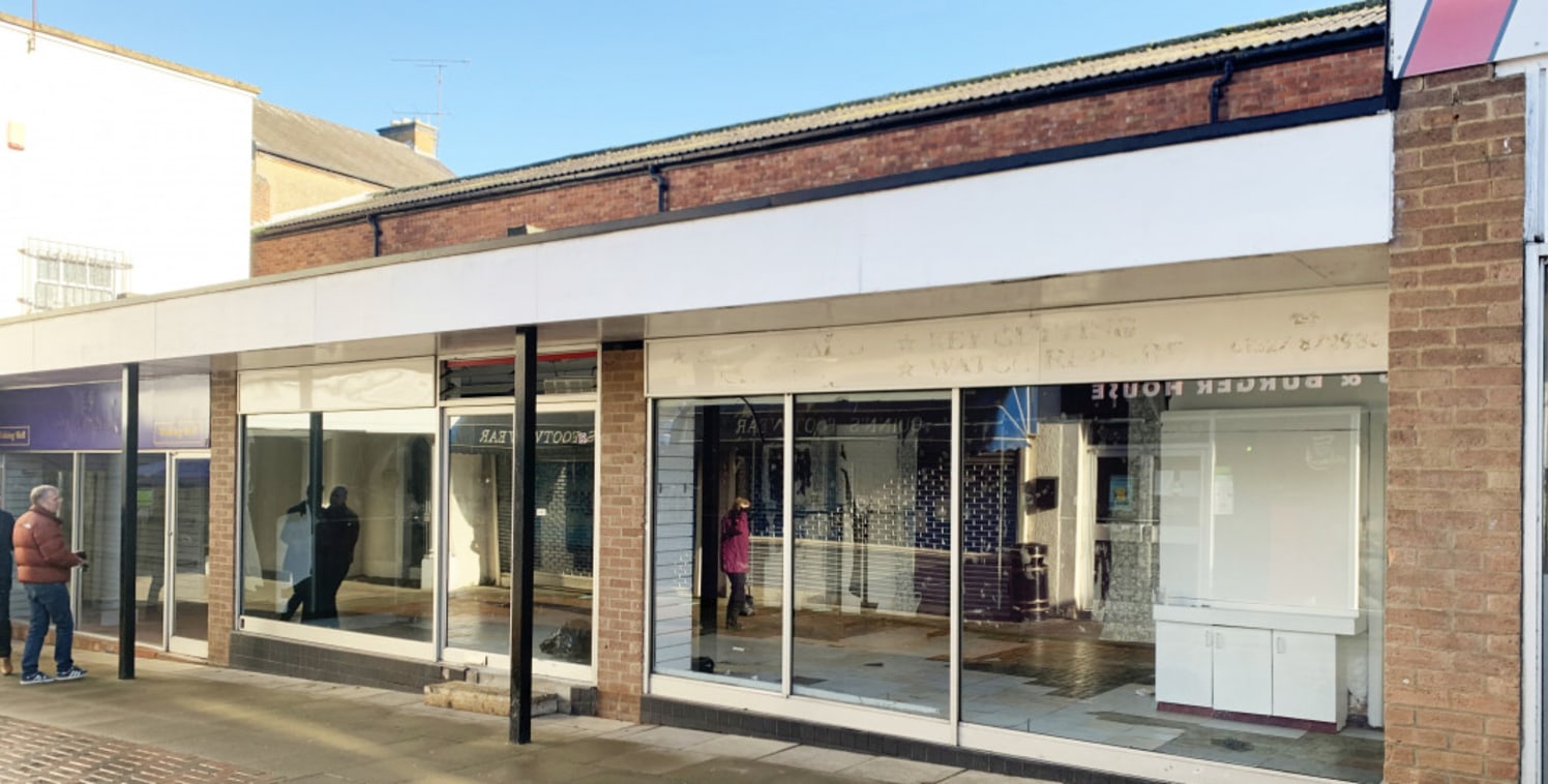 <p>With anchor tenants that include Waitrose, Boots, Dominoes, Greggs and Subway, Bowen Square attracts an average footfall of over 87,000 per week. Its home town of Daventry is located in Northamptonshire on the A45, 12 miles west of Northampton and...