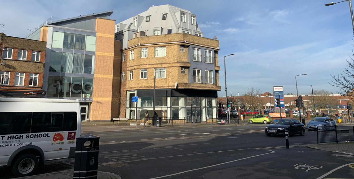 The property comprises a modern and purpose built double height showroom, which provides approximately 2,275 sq ft on ground floor, plus a further 1,897 sq ft on a open gallery first floor mezzanine. The unit benefits from double height and triple as...