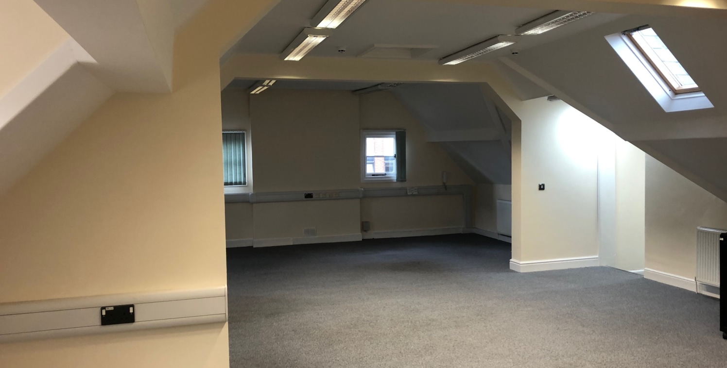 City centre building close to station providing small office suites in an attractive multi occupied property. 

Easy in / out terms

All inclusive rent (rates, utilities, maintenance, cleaning of shared areas)

Available for immediate occupation.

Ro...