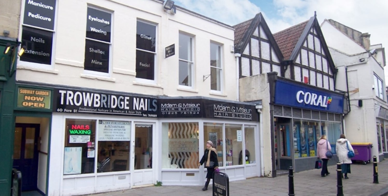 First Floor Town Centre Office To Let.

Approximately 119.37 Sq M (1,285 Sq Ft)

The property comprises first floor office accommodation, centrally situated above a hairdressing salon within Trowbridge town centre. The property has a private intercom...