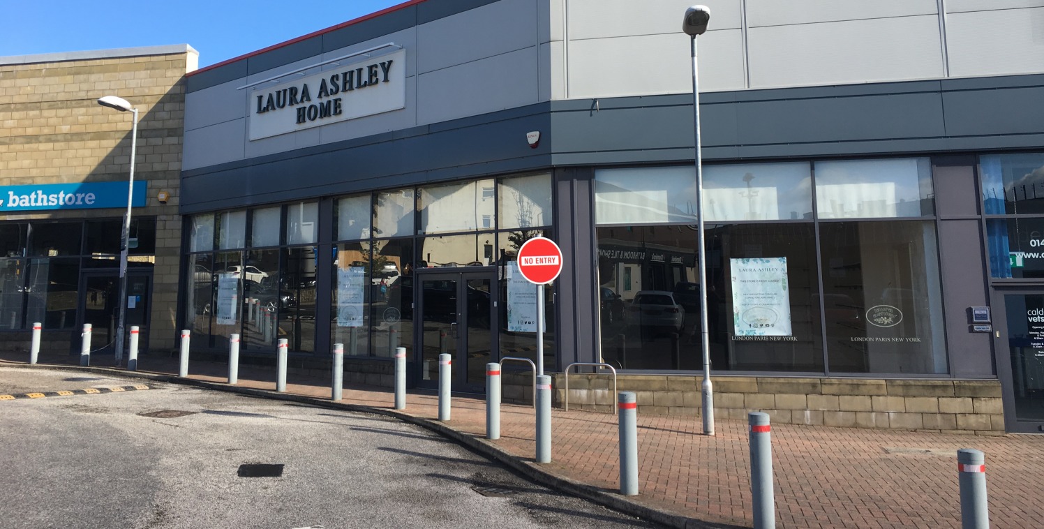 The unit forms part of an impressive modern parade comprising four retail showrooms with a 61 space customer car park in front providing 2 hours free parking.

The property briefly comprises a large open plan sales floor with staff offices and benefi...