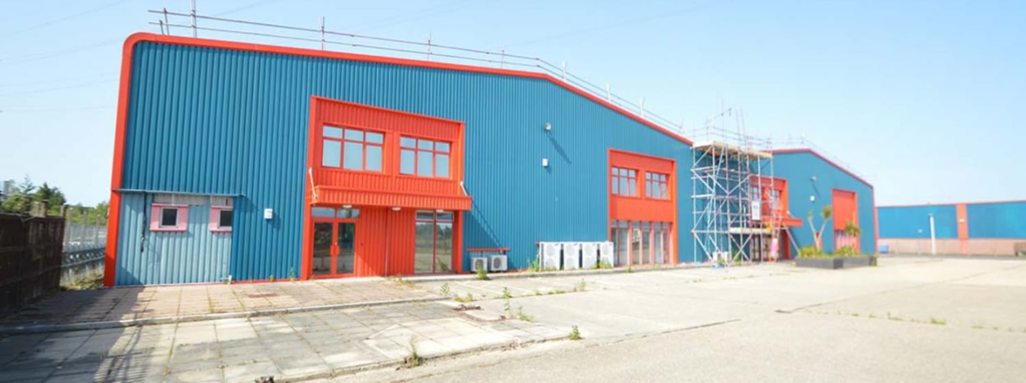 Detached industrial unit to let in Wimborne - 27,000 sq ft<br><br>Internal eaves height - 6.6m<br><br>Ridge Height - 8.75m<br><br>4 loading doors<br><br>3 phase electricity and gas<br><br>Rent &pound;190,000 per annum exclusive of business rates, VAT...