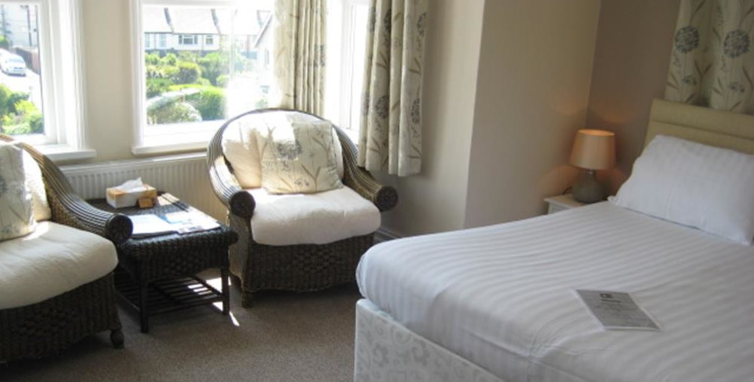 Leasehold Award Winning 10 Bedroom Guest House Located In Bude\nLicenced\n5 Star Food Hygiene Rating\nRef 2204\n\nLocation\nThis impressive 10 bedroom Guest House is located in the town of Bude, in North Cornwall. The property benefits from stunning....