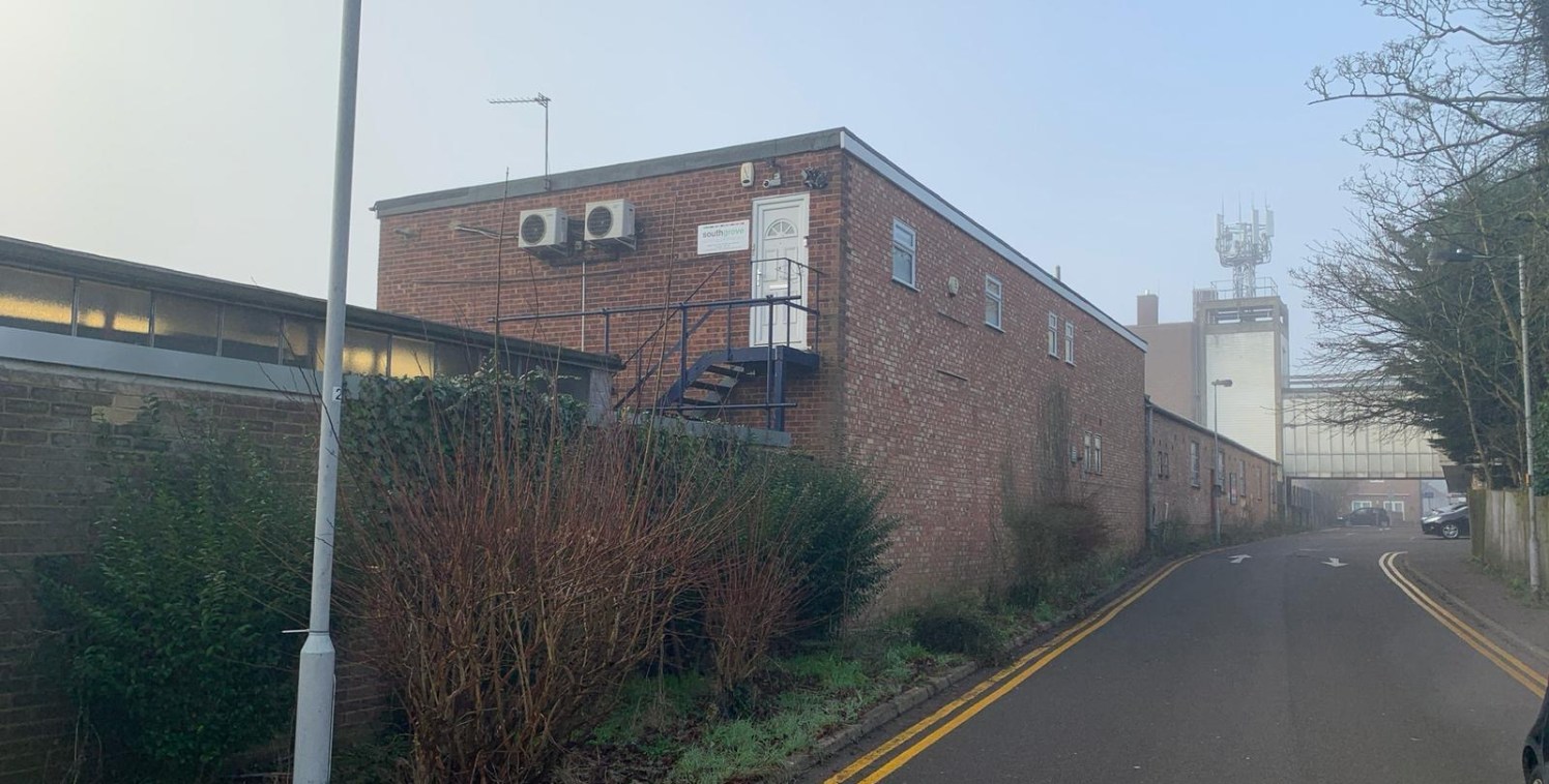 A well presented two storey commercial building provided ground floor storage/light industrial space with bright modern office space at first floor level. Each floor is approximately 962 sq ft and the building has designated parking for 3 cars. The g...