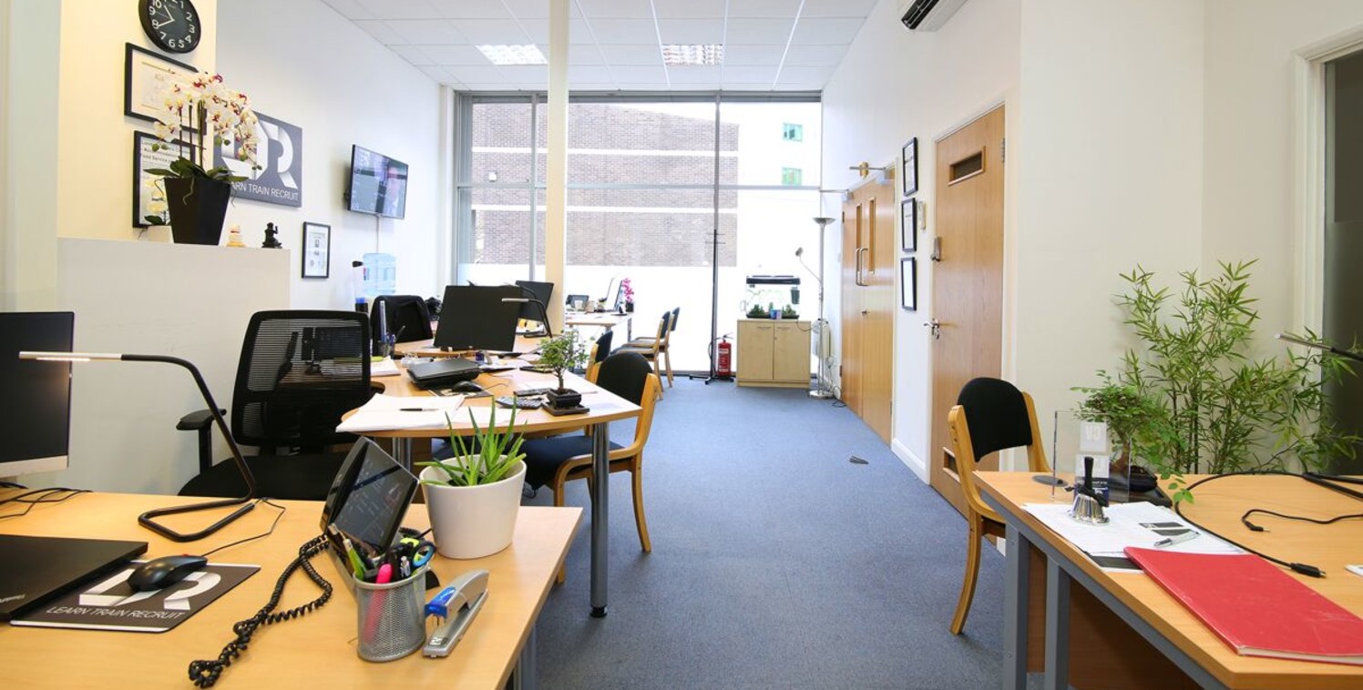 SE1. * 808 sq ft.* ROYAL OAK YARD. (£34 per sq ft) A bright and secure glass fronted office space. The unit is semi open-plan located on the upper ground floor of a mews development just off the popular Bermondsey Street. The office benefits from an...