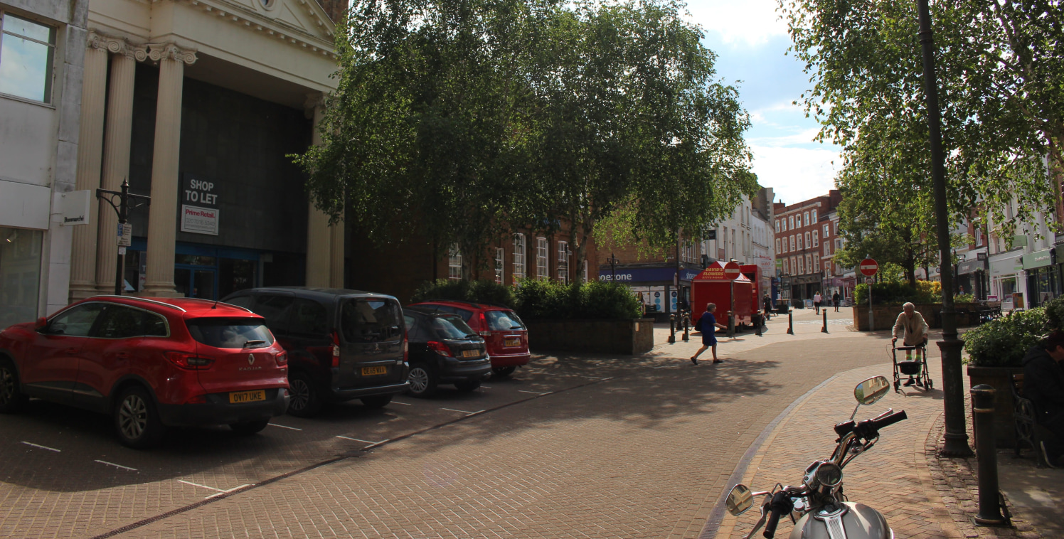 Unit 3 Bridge Street, Banbury is situated within a prime location and pedestrianised area of the town centre with surrounding occupiers including Bon Marche, Barclays Bank, Cafe Nero, White Stuff. Banbury's modern Castle Quay shopping centre is close...