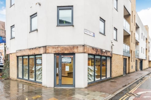 782 sq.ft (72 sq.m) of A1/A2 retail/office space to include disabled W.C and storage room to rear. The unit benefits from being in a prominent position set opposite East Dulwich train station, with a large glazed corner return frontage (33.7 feet/10....