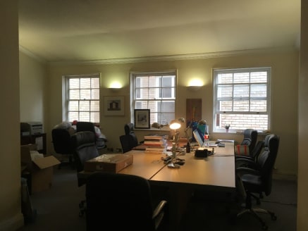 This is a lovely office in the heart of Whitechapel 24 hour access. This room offers all you could want for a small business. This area is not only trendy but is steeped in history