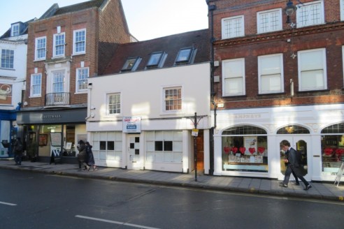 Under offer\n\nProperty Type\nRetail\n\nAvailability\nTo Let\n\nSize\n1,413 sq ft\n\nRent\nRent on application\n\nEnergy Performance Rating\nUpon enquiry\n\nProminent Grade II listed Ground Floor retail unit set over two levels with Rear Garden\n\nKe...