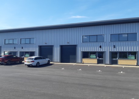 Brand new high quality industrial/warehouse units from 1,875 sq ft, superb location on the eastern side of Gloucester, new leases available, solar PV panels installed. Minimum eaves height of 5.1m, loading doors 3m wide by 3.2m, high floor loading -...