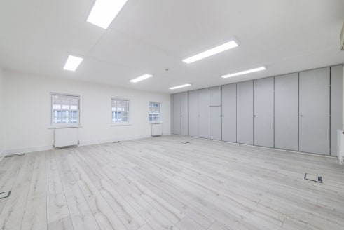 Strapline: Newly refurbished modern workspaces - Fibre connectivity - New dark wood flooring - Good ceiling height - Light from 2...