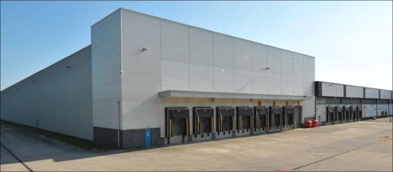 Warehouse eaves heights: 11 metres. Sprinkler system, heating and lighting. Energy: 2x 11kv substations and gas. 9 dock level loading doors and 2 drive in. Unit S3 incorporates proprietary three-storey racking system of 3,710 m per floor. Modern offi...