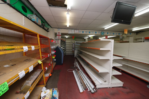 Victor Michael have the pleasure of presenting this commercial unit to the market. This property has plenty to offer including off licence.