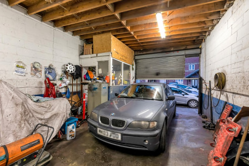 **Leasehold for Sale ** Victor Michael is presents this excellent investment opportunity to the market with high yield potential.

Advertised is: a mechanical work GARAGE!
