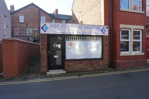 Single storey lock up shop unit located in Lytham close to the main shopping centre. Open plan sales area 20sqm plus rear partitioned store 21sqm including wc. Secure unit with roller shutters to all doors and windows plus intruder alarm....