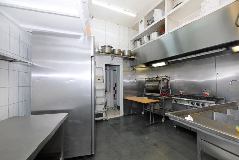 We are pleased to bring to the market this business opportunity A3 shop. Located in a fantastic location.