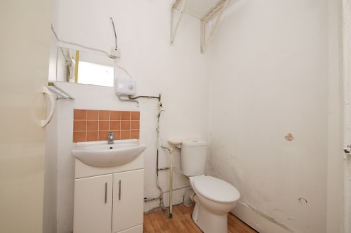 Victor Michael is pleased to offer the sale of this shop to let, formerly a successful dry cleaning and laundry business established in 1969. Situated in Hackney, this commercial property is surrounded by residential properties which places the busin...