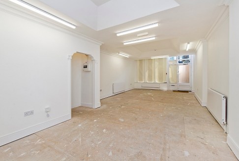 A GROUND FLOOR & BASEMENT RESTAURANT (A3) CLOSE TO PORTOBELLO ROAD\n\nOverview\n\nTo Let\n\nThe premises has a triple glazed panel frontage opening into a bright and spacious restaurant area accommodating between 40 - 60 covers. There are 2 customer...