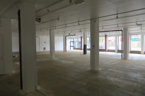 * Ground floor retail unit with a substantial frontage of 66'6'' to Brighton Road

* 6 car parking spaces

* Specific area for plant to the rear

* Opposite Whitgift School