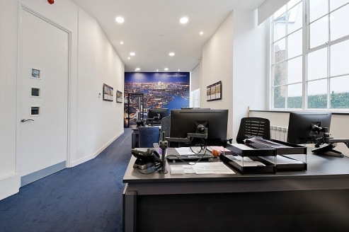 A GROUND FLOOR CORNER SHOP / OFFICE (A1/A2) CLOSE TO SOUTH KENSINGTON TUBE\n\nOverview\n\nTo Let\n\nThe premises (A1/A2) occupies the ground floor corner site of a late 20th century block, with glazed frontages onto Harrington Road and Reece Mews. Ac...