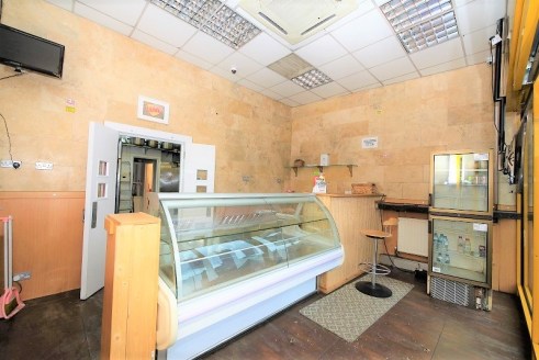 We are pleased to bring to the market this business opportunity A3 shop. Located in a fantastic location.